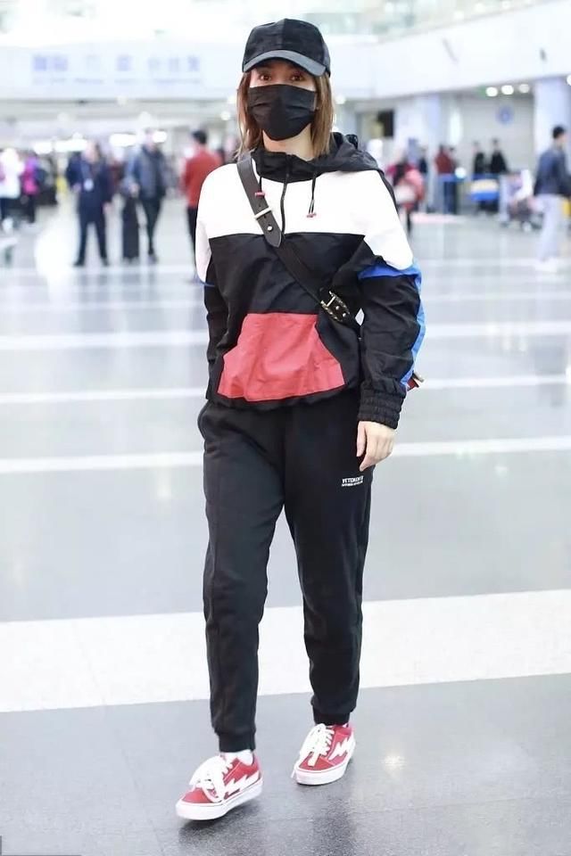 吴昕穿牛仔裤现身，脚却踩一双10元的拖鞋，网友：要不要这么搞笑