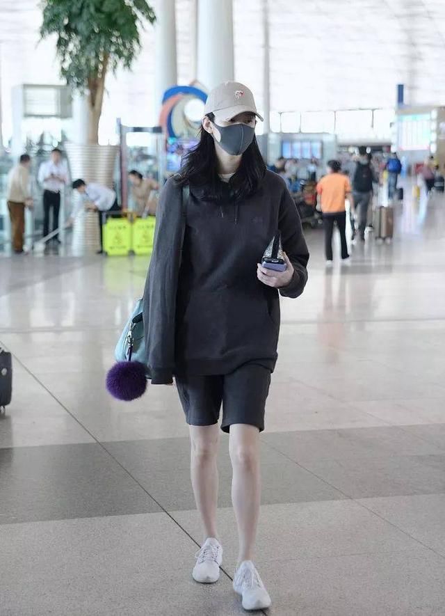 今年夏天最流行这条裤子！既时髦又凉爽，连刘诗诗，佟丽娅都爱它