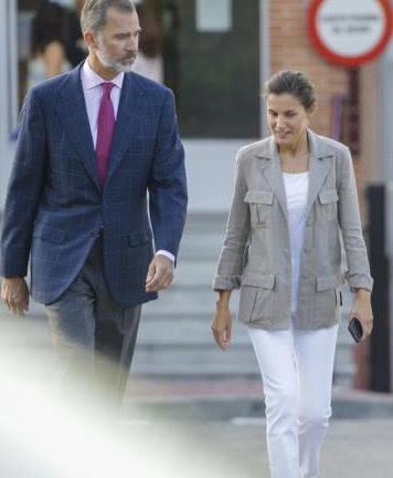 西班牙国王和王后穿的有点尴尬？风格完全不同，却满脸的幸福感！