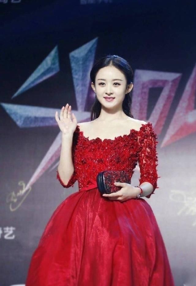 33岁王丽坤撞衫30岁赵丽颖，两人同穿大红裙，网友：就服赵丽颖