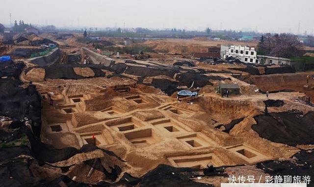 农民挖出红色土壤, 专家认定有古墓, 两个字揭开墓主人神秘身份