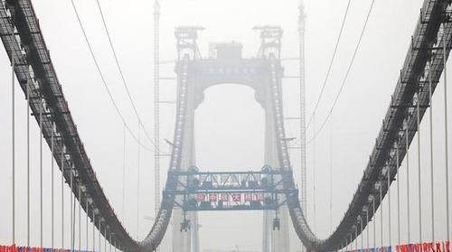  [悬索桥]中国首座公铁两用悬索桥合龙