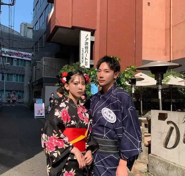 「时装周」这种撞脸+撞衫,却比情侣穿搭更放闪