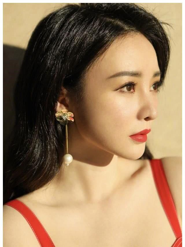  柳岩：柳岩真是“大号水蜜桃，穿紧身无袖连衣裙现身，侧面3D感真立体