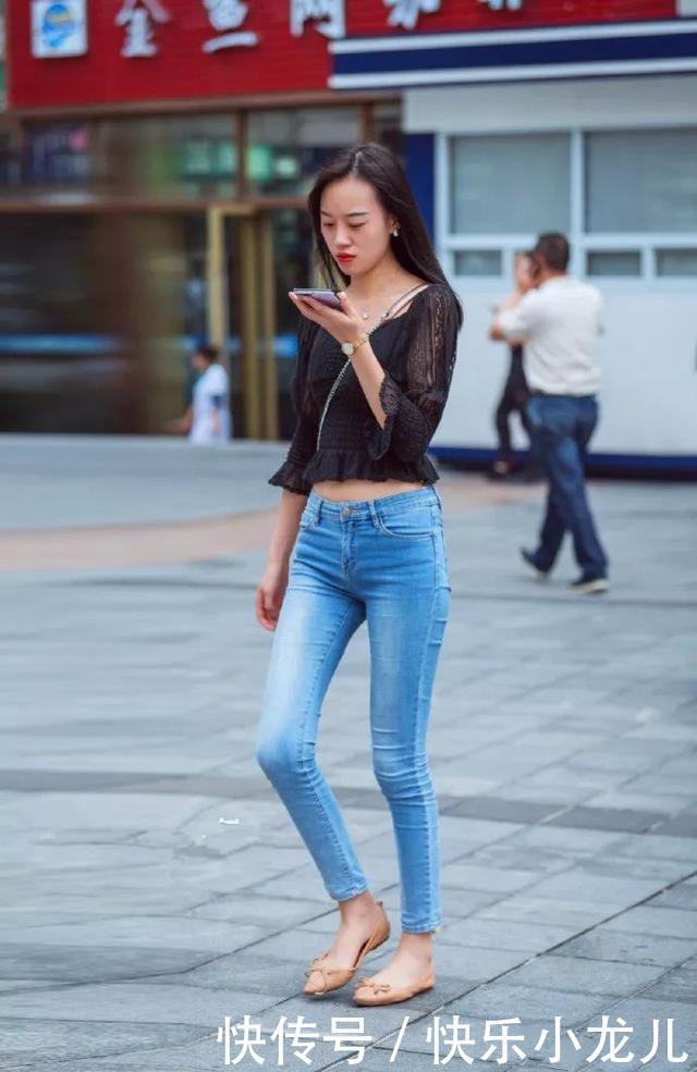  宽松@街拍：低腰牛仔裤搭配一双卡其色的尖头高跟鞋，看上去特别的有韵味