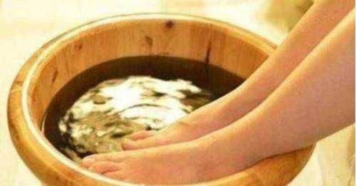 『起皮的现象』为何有些人的脚后跟总是出现干裂的现象？原因有这几种
