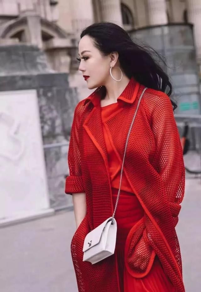  [看起来]有些女人看上去很“显贵”，例如章小蕙，穿毛衣配半身裙就很高级