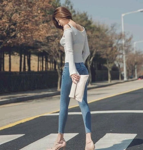 紧身牛仔裤这么搭配才好看，尽显随性洒脱的帅气！