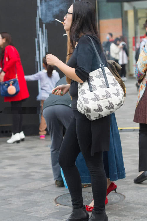 丰满御姐紧身衣绷不住腹部的游泳圈，和闺蜜当街吞云吐雾表情搞笑