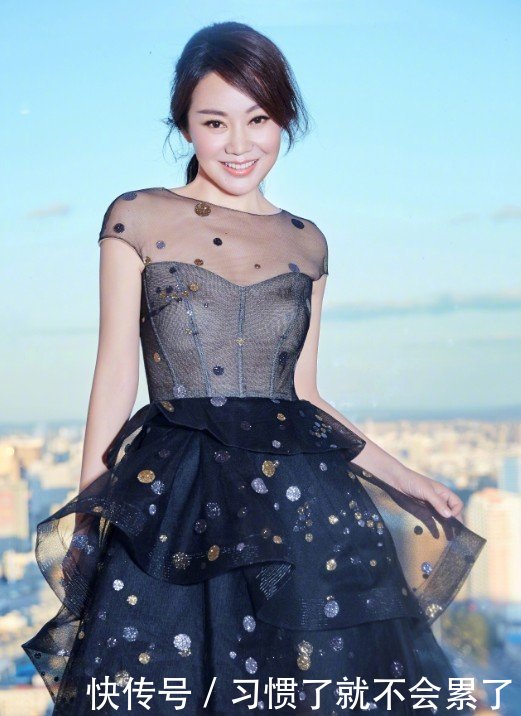 47岁闫妮也爱美，竟在裙子上喷满了“泡沫”？秒变18岁少女