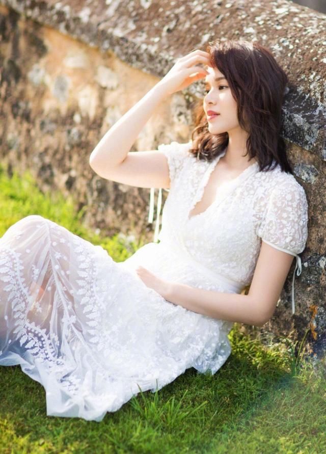 胡杏儿产后发福，穿蕾丝白裙腰部臃肿这么自信，女神就是女神!