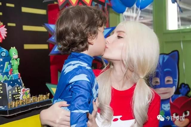 泰单亲妈妈Sara带儿子Max祈福做善事庆祝生日 恋爱谣言不攻自破
