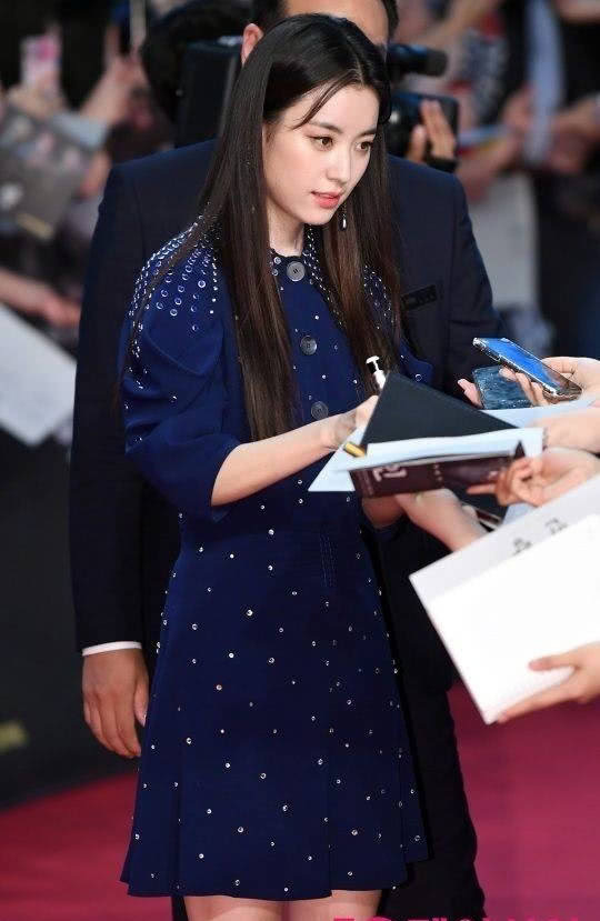 31岁韩孝周撞衫21岁张雪迎,同穿铆钉连衣裙,网友:张雪迎险胜