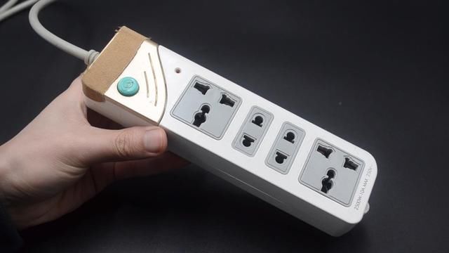  『家里』不管家里用什么插线板，不能犯三个错误，别不当个事，快叮嘱家人