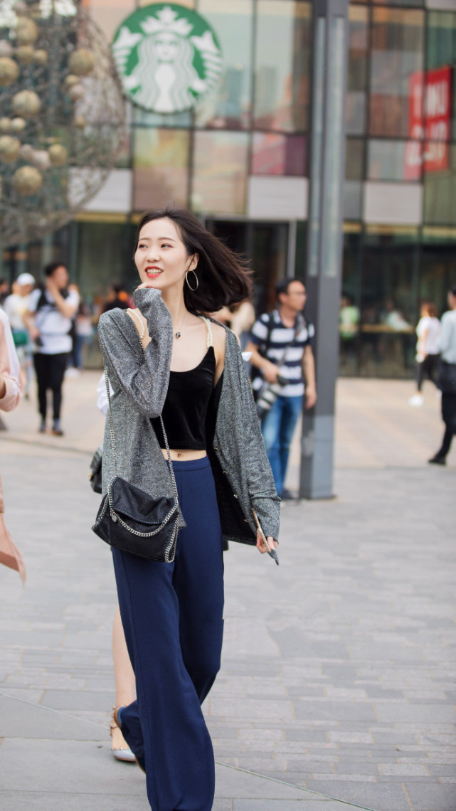 街拍：燥热的夏日最适合清爽怡人的穿搭，街头小姐姐最有发言权！