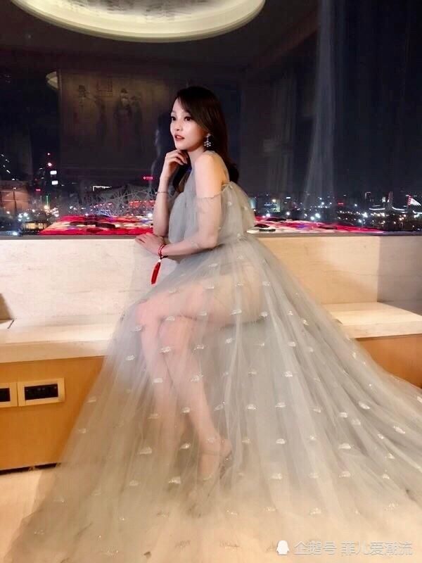 张韶涵真省布料！上身就靠一块布遮住重点，网友：我可不敢穿出门