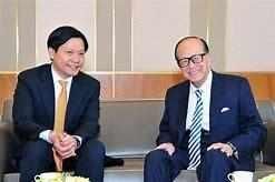雷军送给李嘉诚一部小米6X 李嘉诚：给小米两千亿