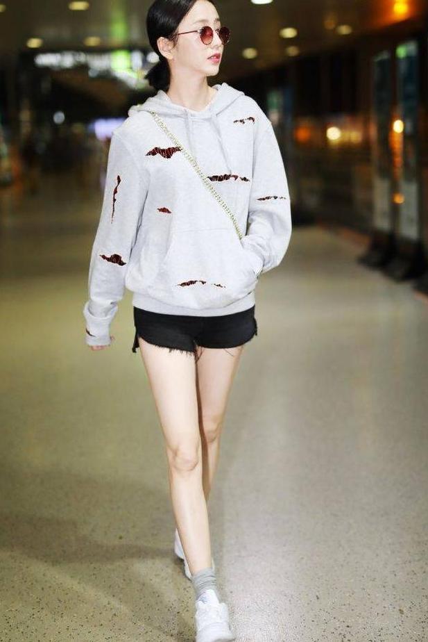 佟丽娅嫌短裤太紧，故意从侧边剪到大腿根，这种穿法还真没见过