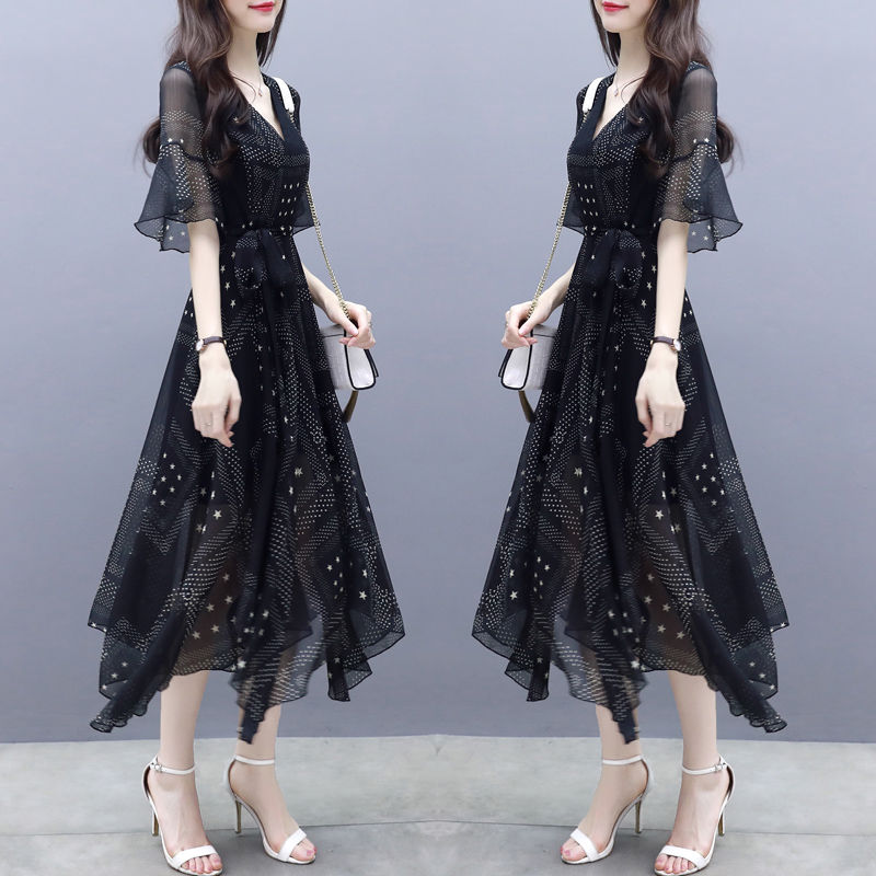 今年特流行过膝雪纺连衣裙，气质典雅显年轻，露出脚踝更惹人怜爱