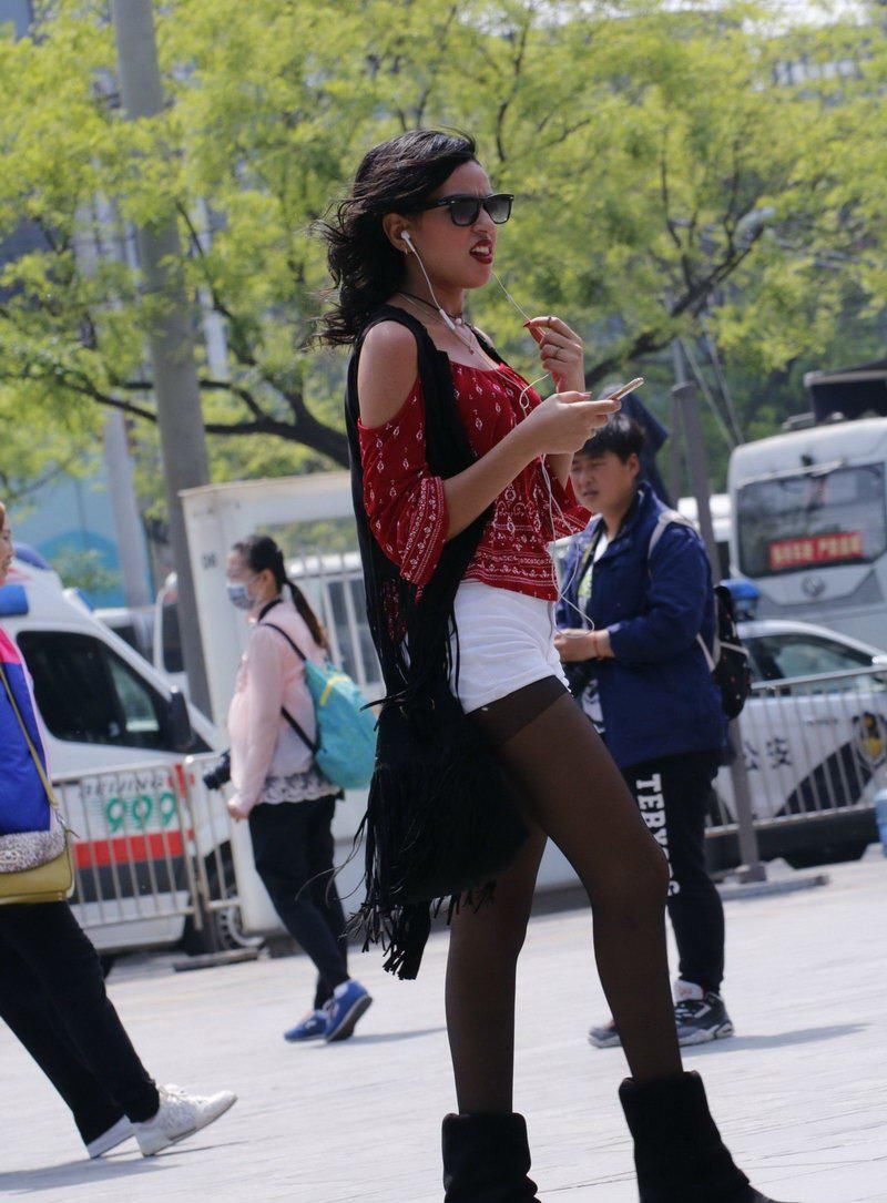 街拍:白色紧身热裤黑丝袜美眉，你的城市因你而美好?