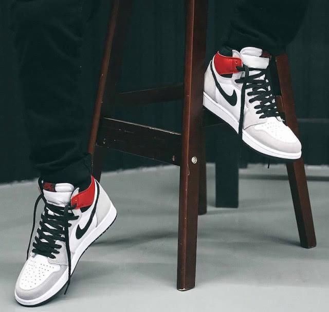 进化版:黑白灰的高级搭配还不够看,进化版高级配色AJ1来袭,这次mid还是输了