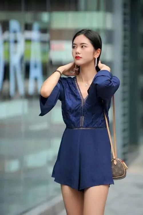 街拍:美女身穿紧身T恤和白色短裤,非常好看的长腿!