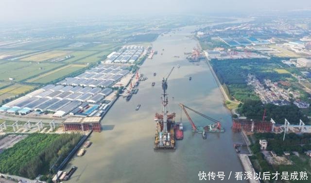  「明年」「最新」黄浦江上最新越江大桥吊装主梁！预计明年基本