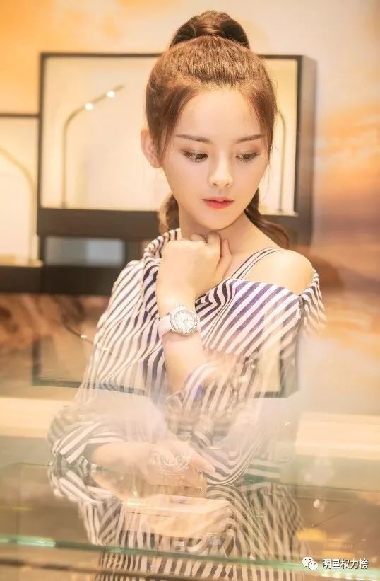 易烊千玺时尚画报优雅浪漫 杨幂演绎复古穿搭时髦爆表 许魏洲杂志