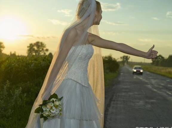 川藏线：背包女在哭泣，为何搭车这么难？老司机说出了原因