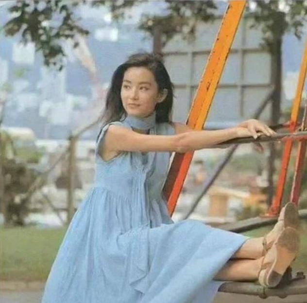  「合照」林青霞的穿搭，时髦了40年，网友：和胡因梦合照的那套，真不错