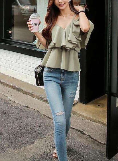  #适合#时尚穿搭展示:荷叶下摆吊带上衣搭配破洞牛仔裤