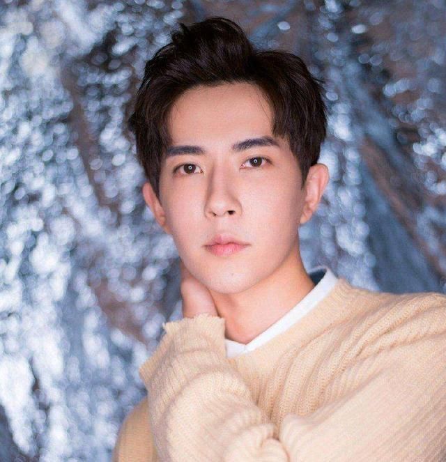  『邢邵林』Get不到帅点的男星蔡徐坤全靠发型拯救，于朦胧人中长显老