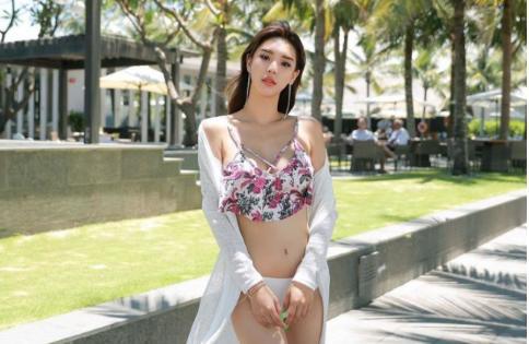 紧身连体泳衣美女坐在浴缸里，展现出完美身段，彰显媚人气息！