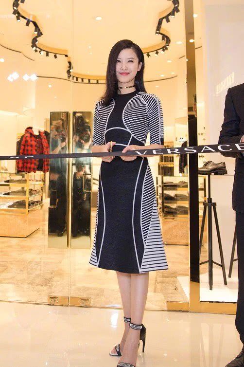 杨子珊的高跟鞋真别致，鞋圈竟高出脚腕3厘米，现实版的“大脚”