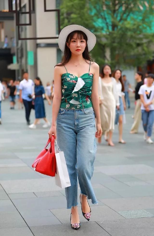 拒绝|高跟鞋搭配紧身短裙,长腿的魅力让人不能拒绝