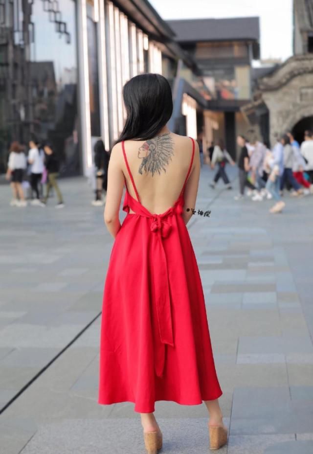  个性■实在不懂现在的年轻人, 纹身代表个性吗? 但妹子怪好看的吧?