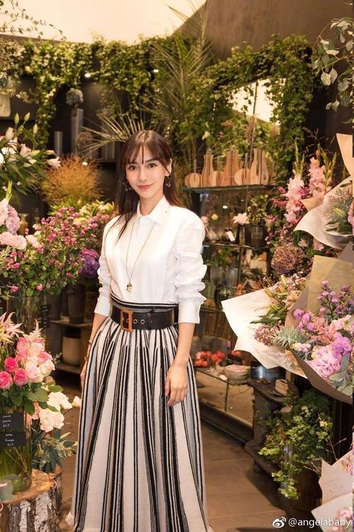 Angelababy晒伦敦之行美照，淡雅的妆容，清新的气质美极了