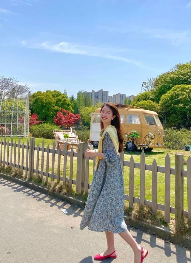  小裙子■初夏连衣裙要开始安排了，这样选择裙装，简单穿搭穿出好气质