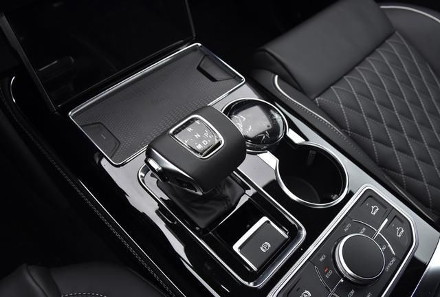  『中大型SUV』30多万的V6豪车，看车标比奔驰更贵气，硬实力完全不输70w奥迪Q7