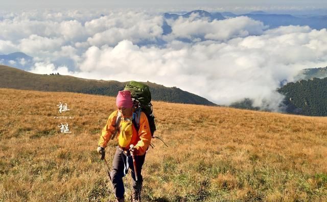 五一爬黄山，游客空手爬，驴友却拿两根棍？游客：难道不多此一举