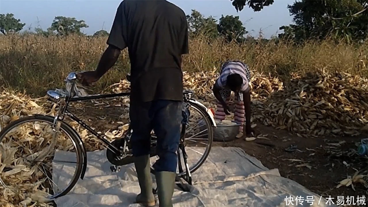  「玉米」小哥发明“自行车”剥玉米机，不用油和电，一天能剥5亩