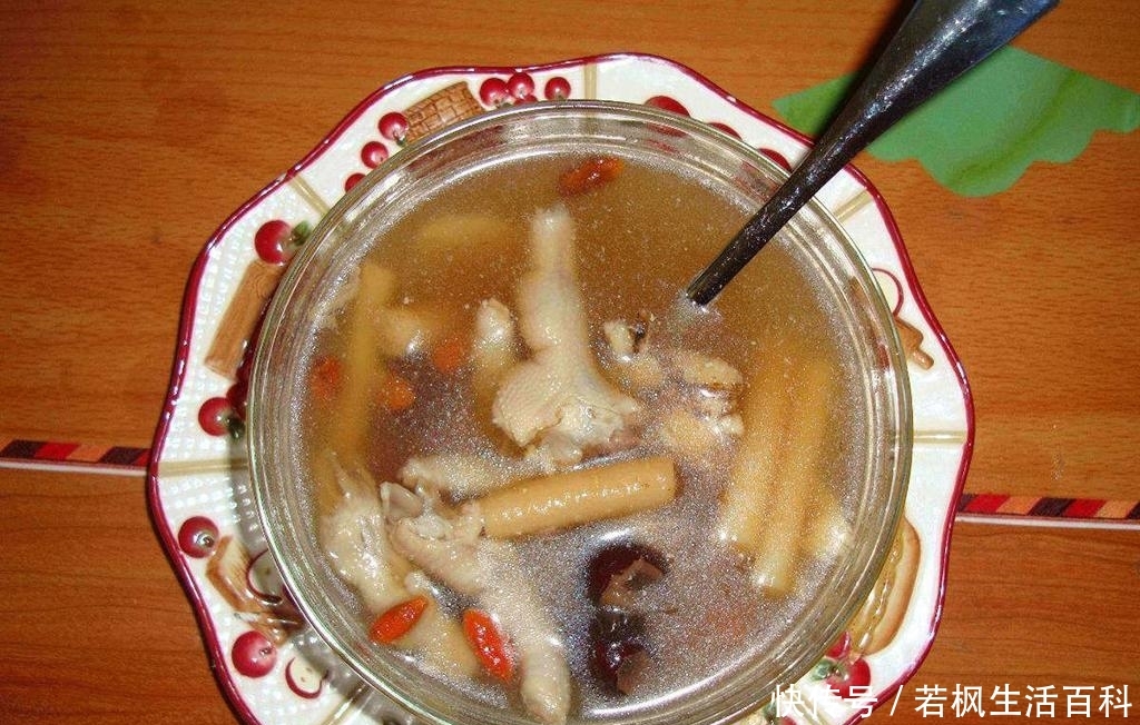 山里一种似竹叶的野草，民间俗称“土人参”，炖肉吃对男人有好处