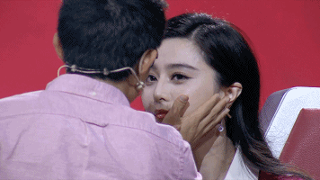 为了证明自己没有整容，有人开直播解释，有人晒出了亲妈的照片！