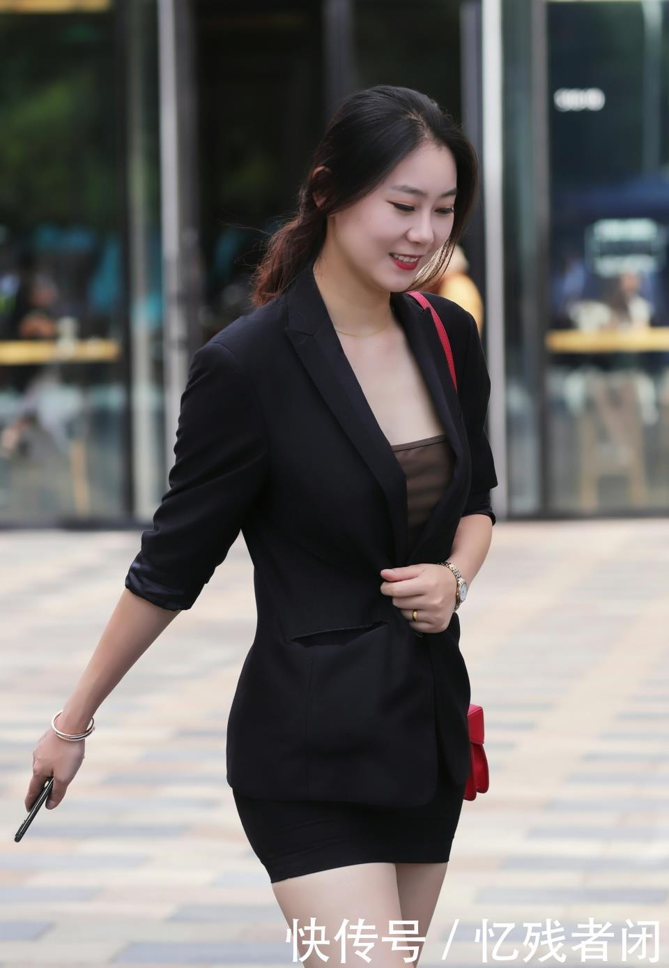 气质■她拥有着迷人的气质和成熟的韵味,街拍:笑容灿烂的小姐姐