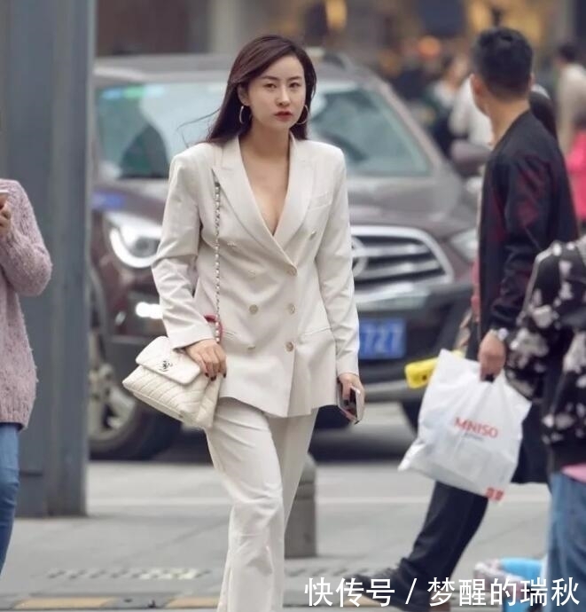  『凹凸感』紧身穿搭的小姐姐，凹凸感十足，在街上也是一道靓丽的风景线