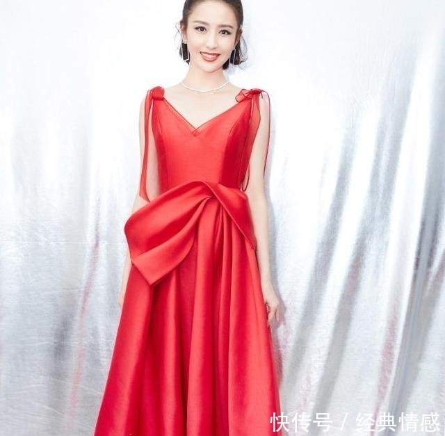 35岁孙俪与33岁佟丽娅，同穿大红裙出席活动，差别有点大！