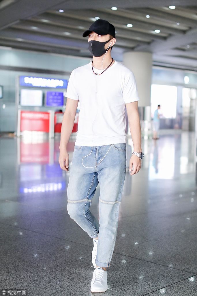 韩庚口罩遮面抵京低调十足 白T恤配牛仔裤简洁帅气