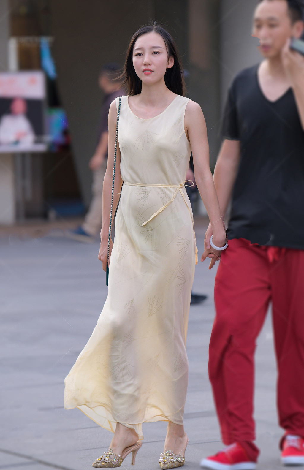 小姐姐|街拍:夏日时尚穿搭,气质女生选择长裙,轻松穿出简约优雅的美