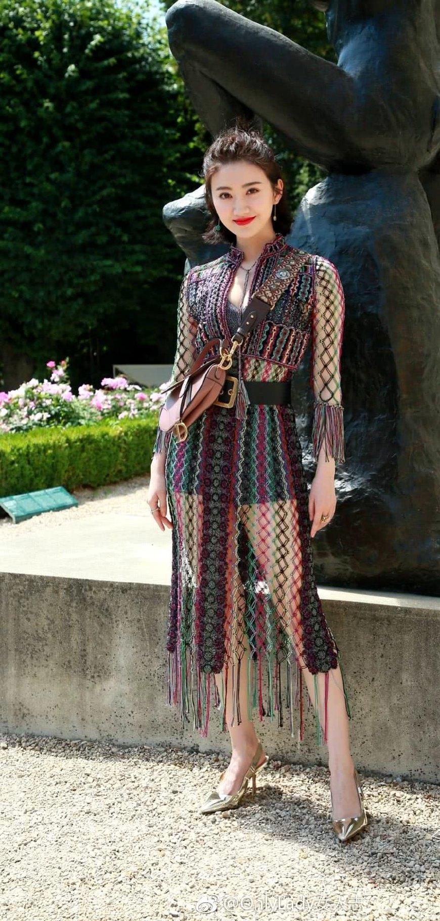 胖了更美！景甜亮相迪奥发布大秀，薄纱裙隐约透出美胸长腿