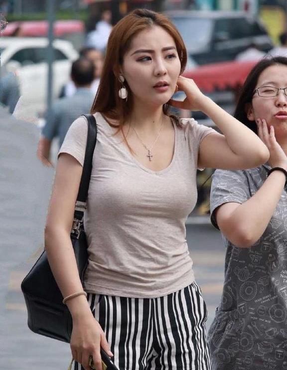 清凉穿搭的女生, 一边逛街一边秀身材, 尽显夏日休闲风情